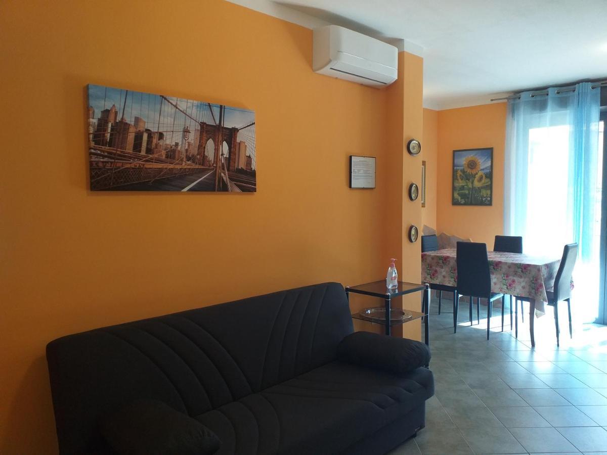 Orange House Apartment Bosa Luaran gambar